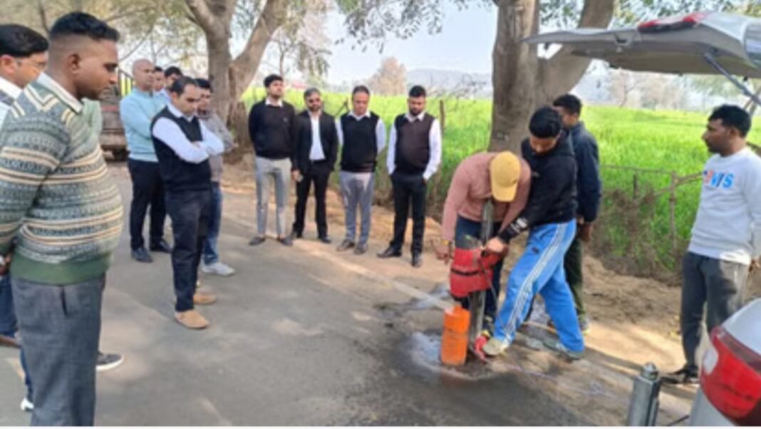 दादरी-चिड़िया रोड निर्माण की जांच: एसीबी टीम ने दोबारा लिए सैंपल, वीडियोग्राफी के बीच हुई पैमाइश..