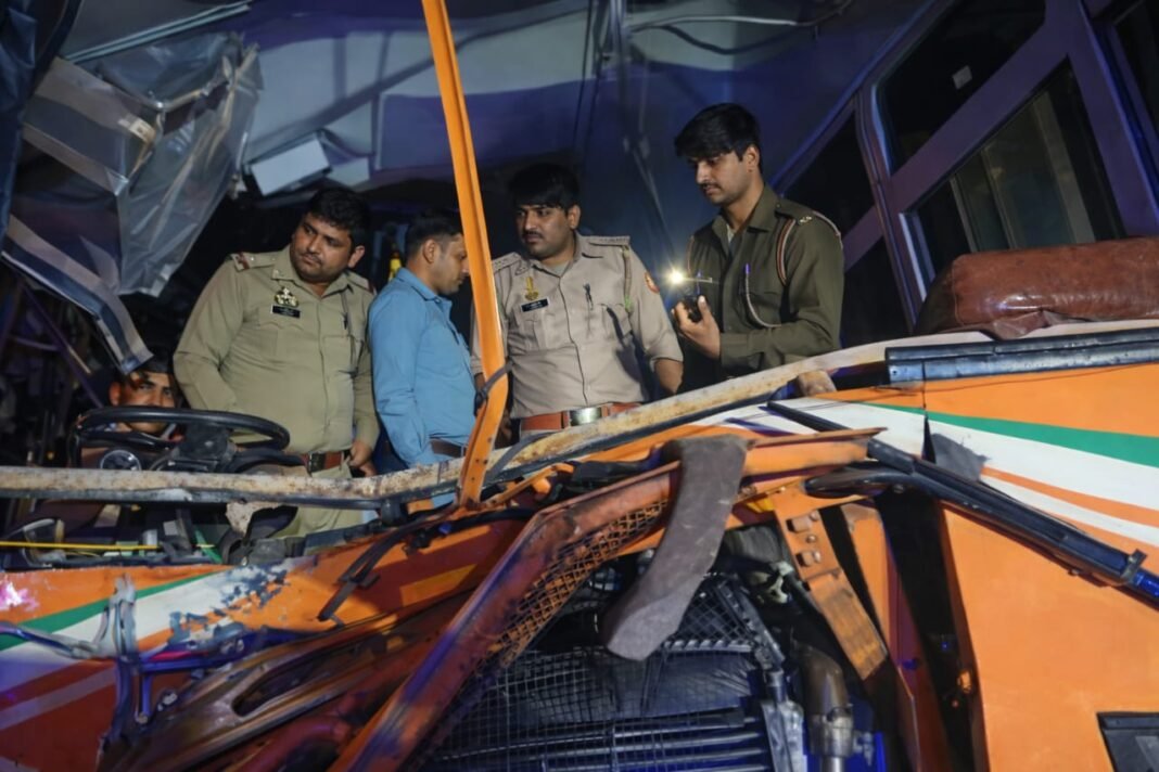 Breaking News : डिवाइडर पर चढ़ी रोडवेज बस, चालक की मौत, कई यात्री घायल Breaking News : डिवाइडर पर चढ़ी रोडवेज बस, चालक की मौत, कई यात्री घायल