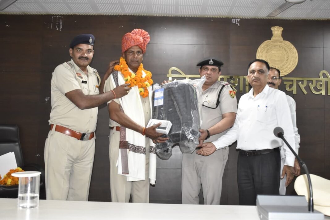 Charkhi Dadri News : इंस्पेक्टर बलबीर सिंह को रिटायरमेंट पर चरखी दादरी पुलिस का सम्मान समारोह Charkhi Dadri News : इंस्पेक्टर बलबीर सिंह को रिटायरमेंट पर चरखी दादरी पुलिस का सम्मान समारोह