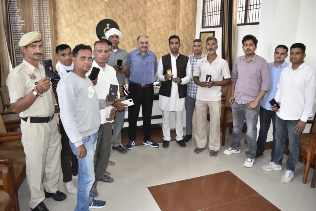 Charkhi Dadri News: साइबर सेल ने 11 गुम मोबाइल ढूंढकर लौटाए ..