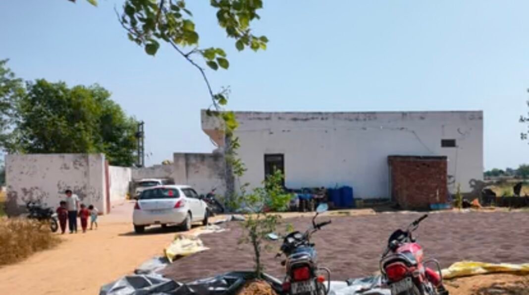 Charkhi Dadri News : छपार गांव में हथियारों के दम पर लूट, परिवार को बंधक बनाकर नकदी व जेवरात ले उड़े बदमाश Charkhi Dadri News : छपार गांव में हथियारों के दम पर लूट, परिवार को बंधक बनाकर नकदी व जेवरात ले उड़े बदमाश