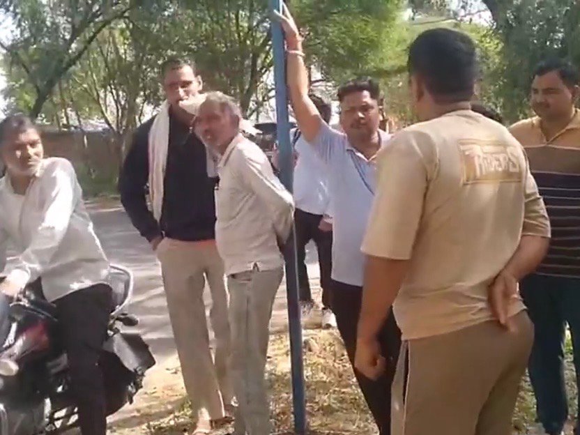 Breaking News : निजी बस की लापरवाही से मजदूर की मौत, हाईवे पर उतारते समय हुआ हादसा…. Breaking News : निजी बस की लापरवाही से मजदूर की मौत, हाईवे पर उतारते समय हुआ हादसा….