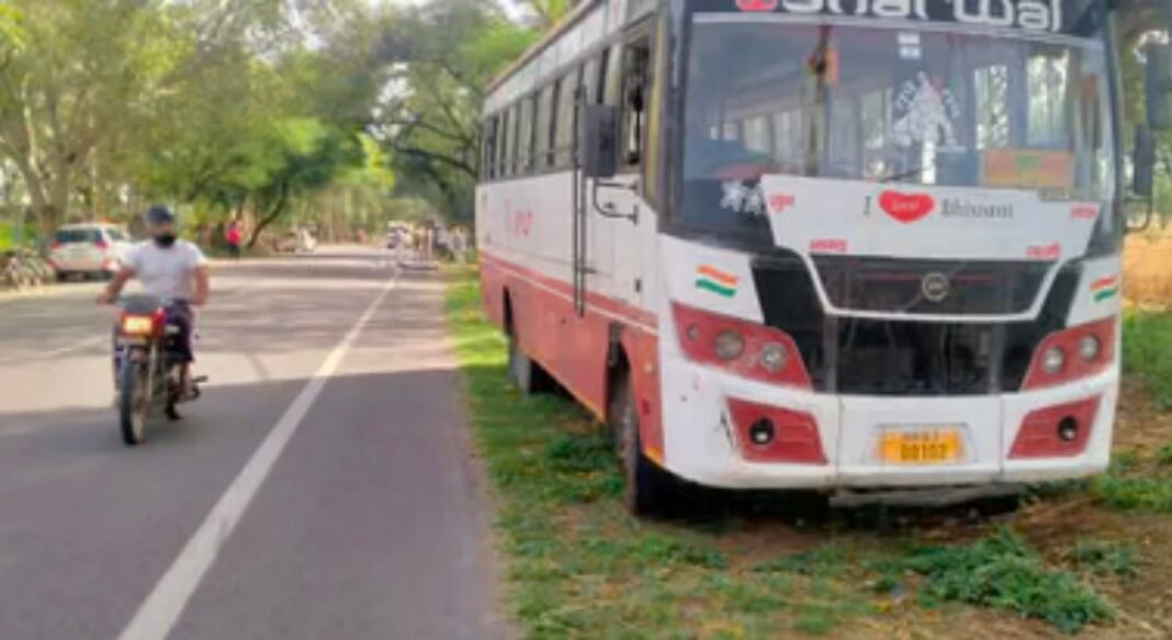 Breaking News : दिल्ली-पिलानी हाईवे पर बस हादसा, मजदूर की मौत…. Breaking News : दिल्ली-पिलानी हाईवे पर बस हादसा, मजदूर की मौत….