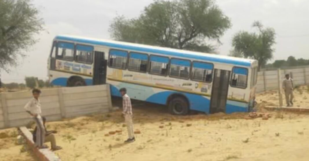 Breaking News : स्टीयरिंग फेल होने से रोडवेज बस दीवार से टकराई, सभी यात्री सुरक्षित…. Breaking News : स्टीयरिंग फेल होने से रोडवेज बस दीवार से टकराई, सभी यात्री सुरक्षित….
