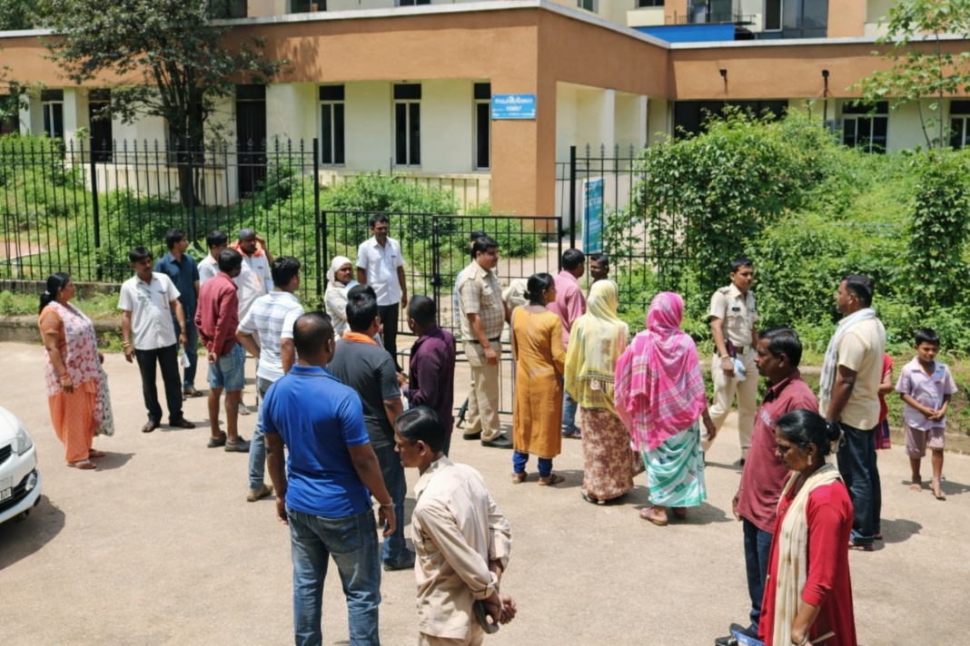 Breaking News : 21 साल के युवक का खौफनाक कदम: घर की छत पर फांसी लगाकर दी जान, मां ने देखा तो उड़े होश; परिवार सदमे में Breaking News : 21 साल के युवक का खौफनाक कदम: घर की छत पर फांसी लगाकर दी जान, मां ने देखा तो उड़े होश; परिवार सदमे में