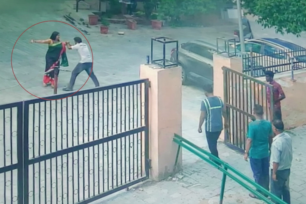 Breaking News : दिल्ली में चेन स्नैचिंग के दौरान महिला पर चाकू से हमला, लोग बने रहे मूकदर्शक Breaking News : दिल्ली में चेन स्नैचिंग के दौरान महिला पर चाकू से हमला, लोग बने रहे मूकदर्शक