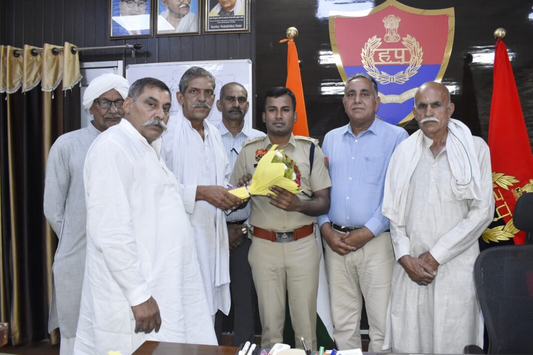 Charkhi Dadri News : सांगवान व फौगाट खाप का बड़ा फैसला! नए SP लोगेश कुमार से मुलाकात, कानून व्यवस्था पर दिया बड़ा बयान | Charkhi Dadri News : सांगवान व फौगाट खाप का बड़ा फैसला! नए SP लोगेश कुमार से मुलाकात, कानून व्यवस्था पर दिया बड़ा बयान |