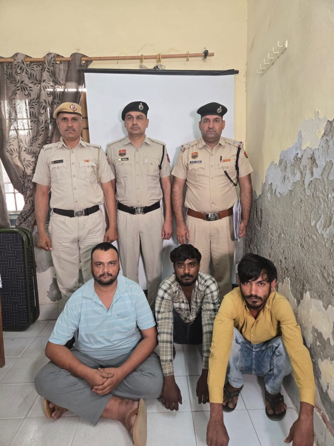 Charkhi Dadri News : चरखी दादरी में दुकान पर हमला और 83 हजार की लूट, तीन आरोपी गिरफ्तार Charkhi Dadri News : चरखी दादरी में दुकान पर हमला और 83 हजार की लूट, तीन आरोपी गिरफ्तार