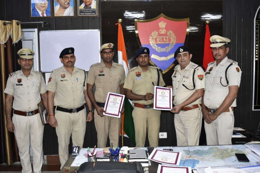 Charkhi Dadri News : चरखी दादरी में SP का एक्शन मोड! पुलिस मीटिंग में बड़े आदेश, कर्मियों को सम्मान Charkhi Dadri News : चरखी दादरी में SP का एक्शन मोड! पुलिस मीटिंग में बड़े आदेश, कर्मियों को सम्मान