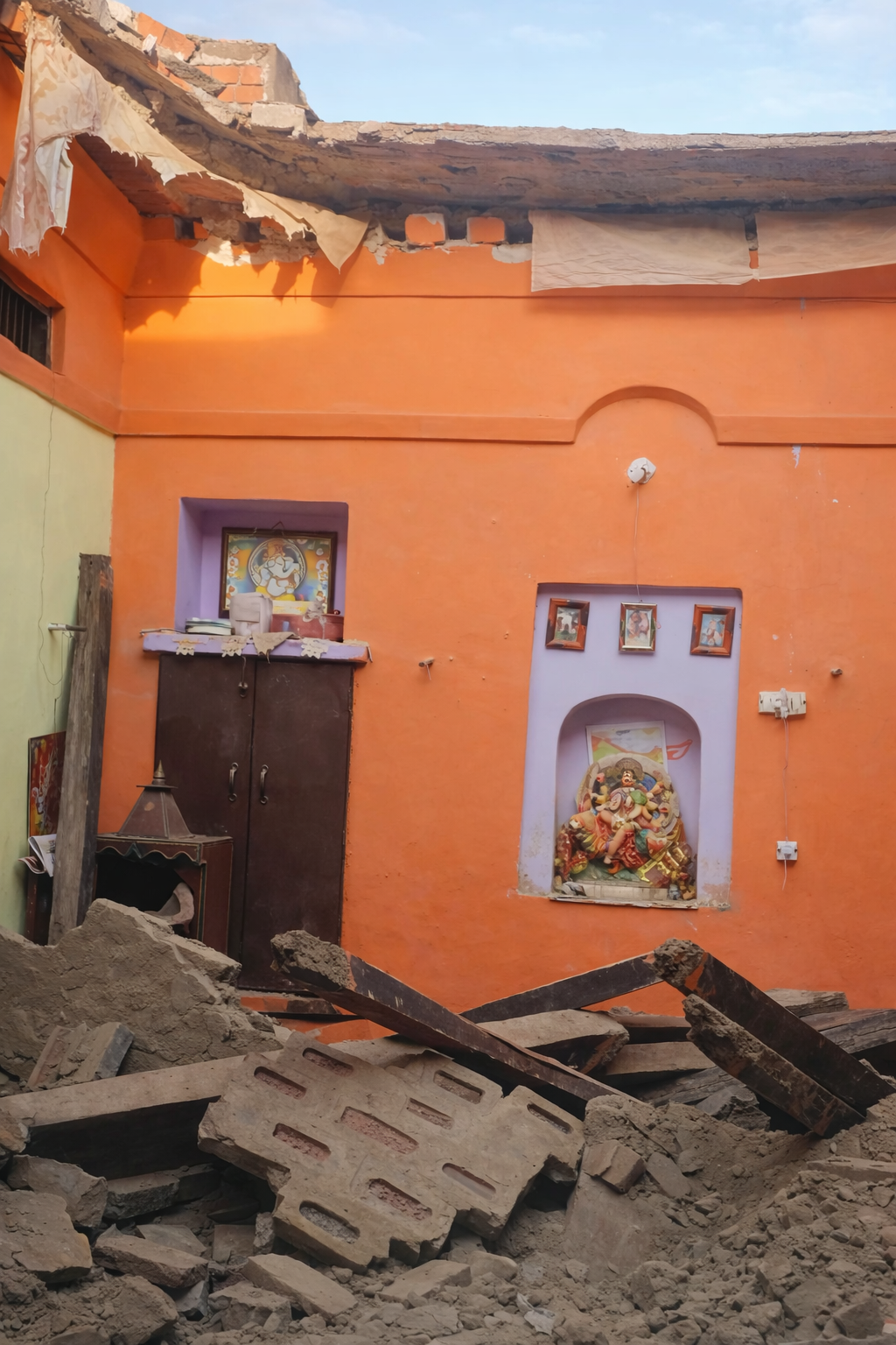 Breaking News : अचानक गिरी छत, चार लोग दबे मलबे में | हालत नाजुक Breaking News : अचानक गिरी छत, चार लोग दबे मलबे में | हालत नाजुक