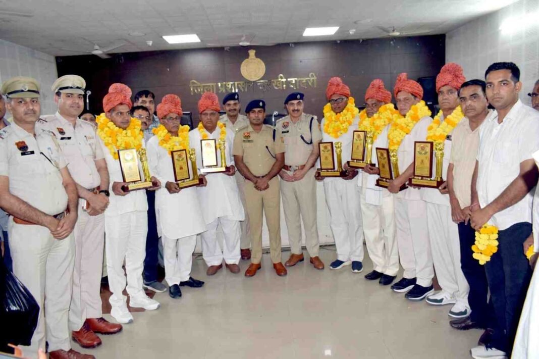 Charkhi Dadri News : पुलिस विभाग में सेवानिवृत्त अधिकारियों को सम्मानित कर दी गई विदाई | SP लोगेश कुमार Charkhi Dadri News : पुलिस विभाग में सेवानिवृत्त अधिकारियों को सम्मानित कर दी गई विदाई | SP लोगेश कुमार