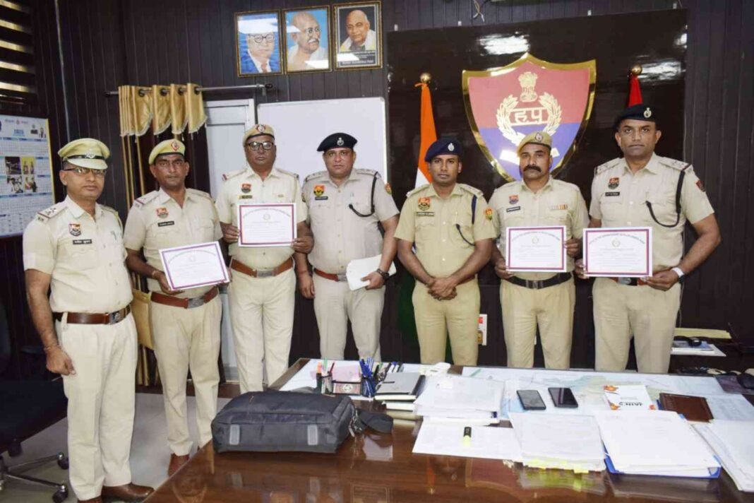 Charkhi Dadri News : पुलिस अधिकारियों को मिला सम्मान, SP लोगेश कुमार ने बांटे प्रशस्ति पत्र Charkhi Dadri News : पुलिस अधिकारियों को मिला सम्मान, SP लोगेश कुमार ने बांटे प्रशस्ति पत्र