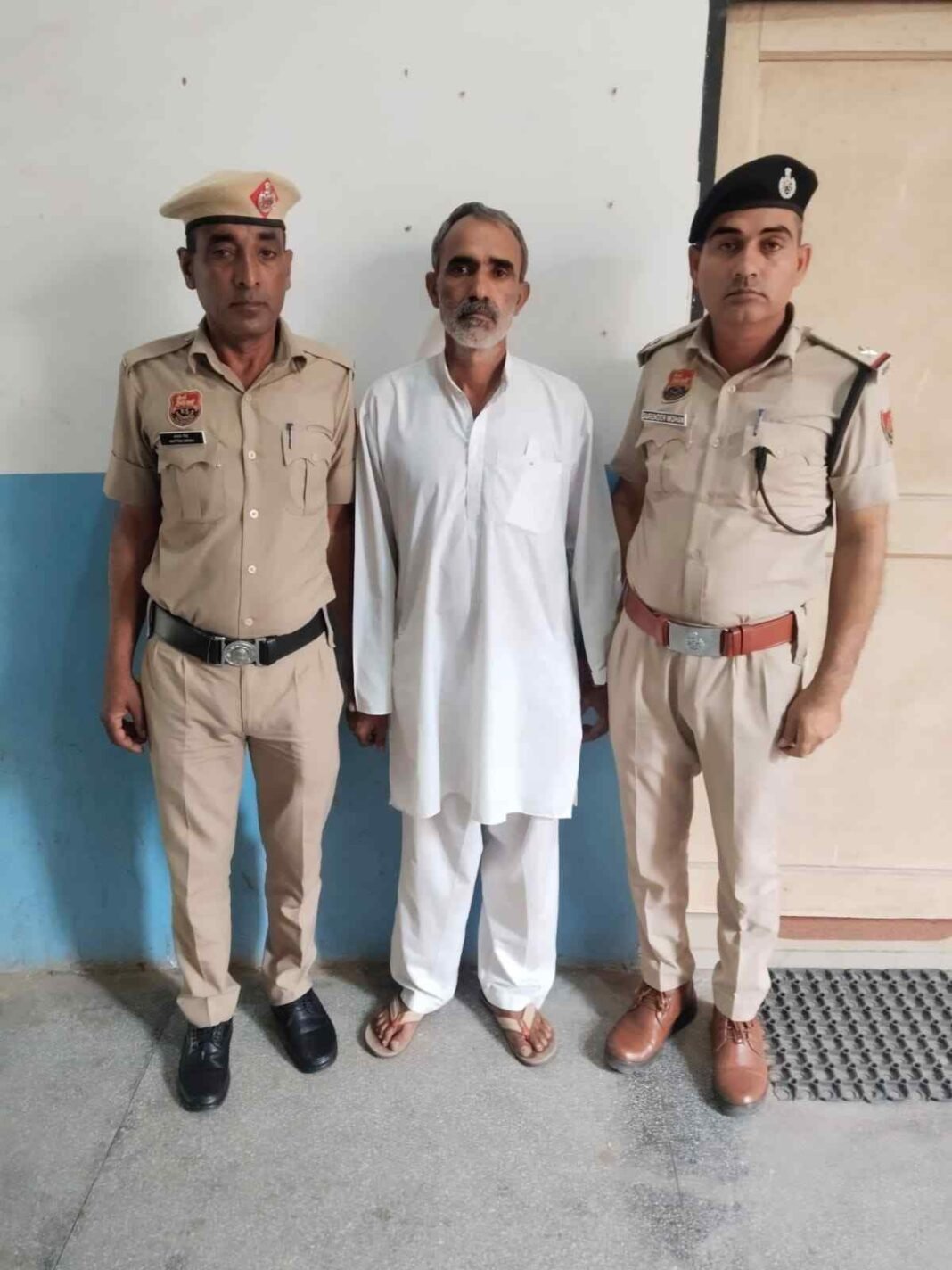 Charkhi Dadri News : घर में घुसकर कुल्हाड़ी से हमला युवक और मां पर जानलेवा वार, आरोपी गिरफ्तार | Charkhi Dadri News : घर में घुसकर कुल्हाड़ी से हमला युवक और मां पर जानलेवा वार, आरोपी गिरफ्तार |