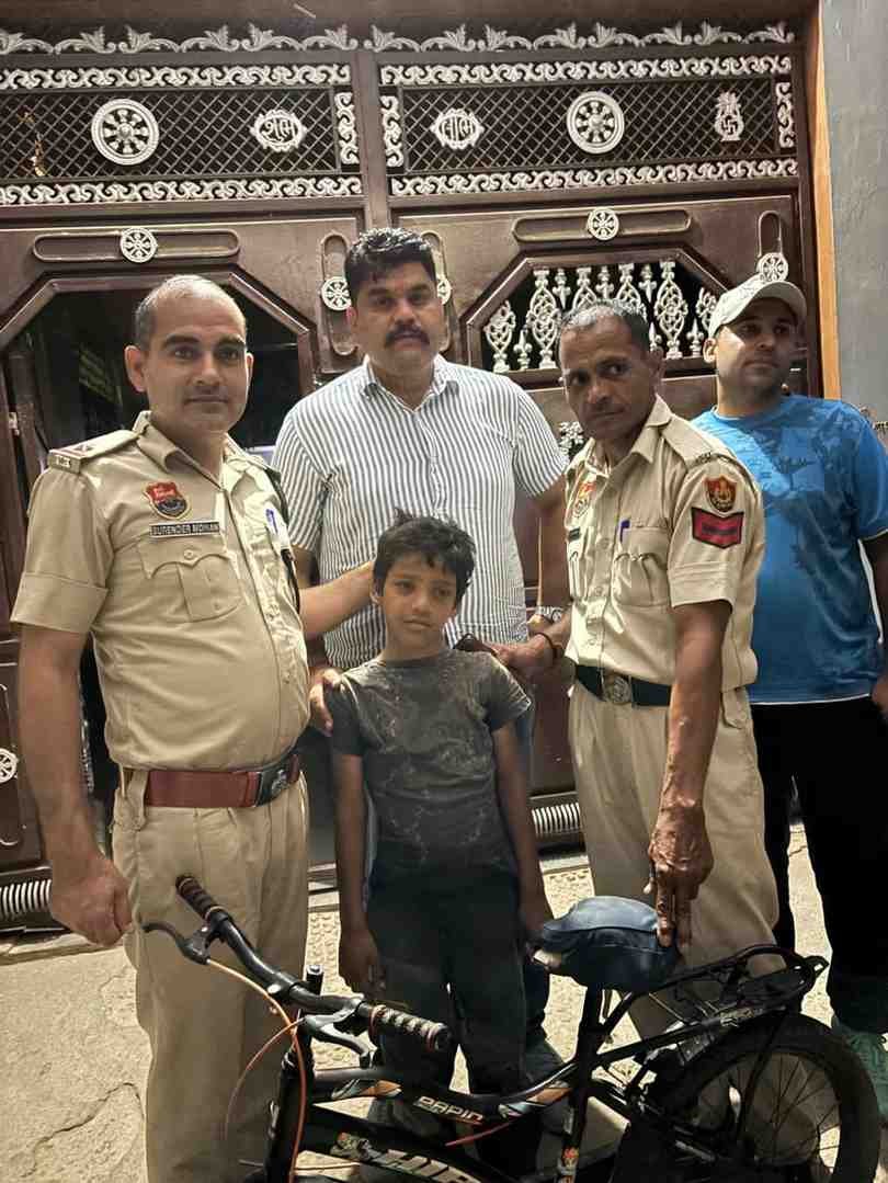 Charkhi Dadri News : 11 वर्षीय मंदबुद्धि बालक को मात्र 02 घंटे में सकुशल बरामद किया Charkhi Dadri News : 11 वर्षीय मंदबुद्धि बालक को मात्र 02 घंटे में सकुशल बरामद किया