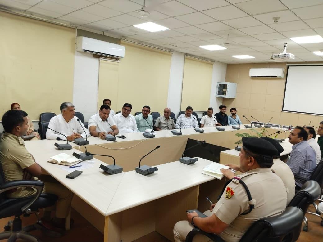 Charkhi Dadri News : चरखी दादरी में पुलिस अधीक्षक की बड़ी बैठक | पेट्रोल पंप और ज्वैलर्स को सुरक्षा के सख्त निर्देश Charkhi Dadri News : चरखी दादरी में पुलिस अधीक्षक की बड़ी बैठक | पेट्रोल पंप और ज्वैलर्स को सुरक्षा के सख्त निर्देश