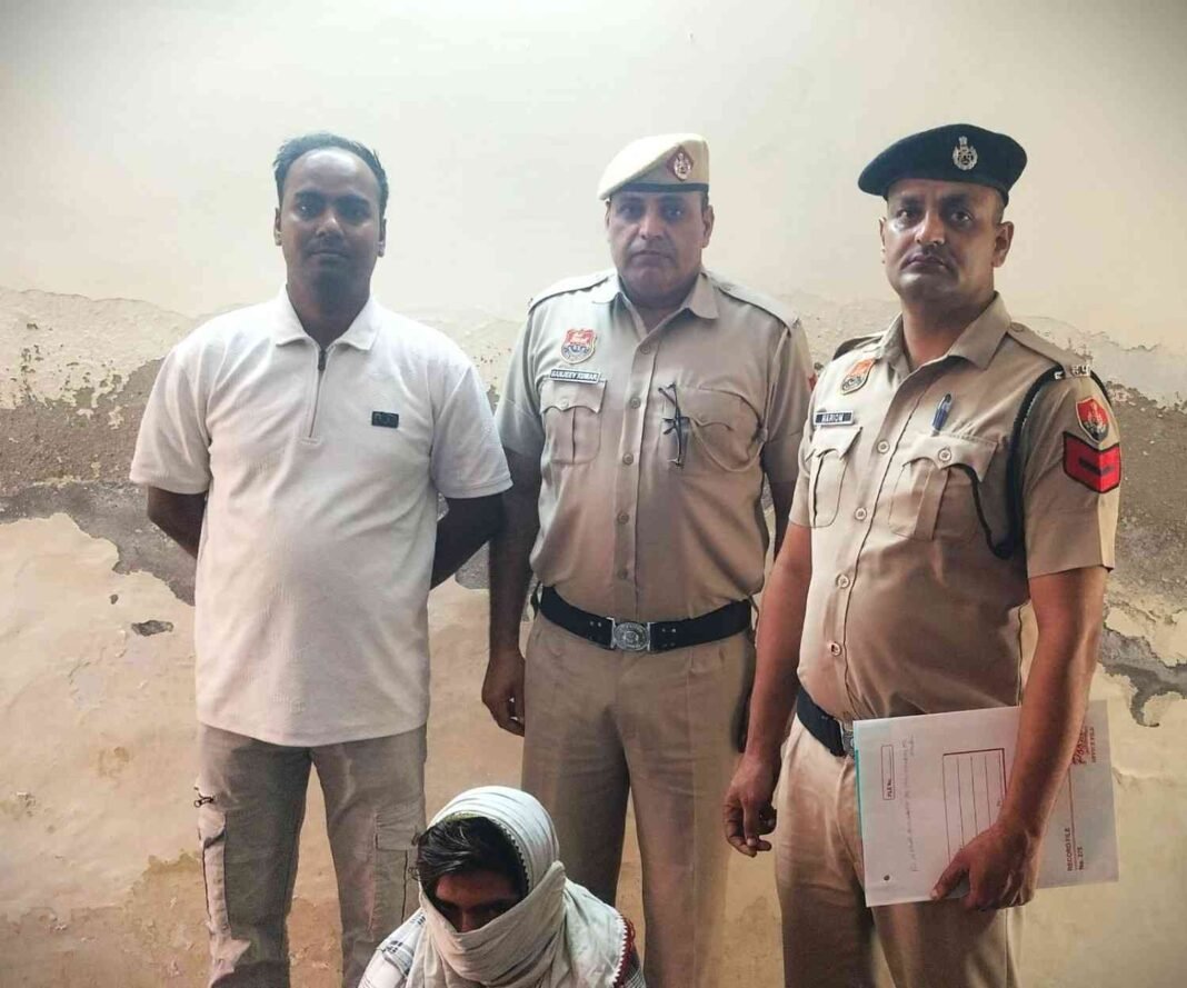 Charkhi Dadri News : बाबा स्वामी दयाल मंदिर में दानपात्र तोड़कर रुपये चोरी करने का तीसरा आरोपी काबू Charkhi Dadri News : बाबा स्वामी दयाल मंदिर में दानपात्र तोड़कर रुपये चोरी करने का तीसरा आरोपी काबू