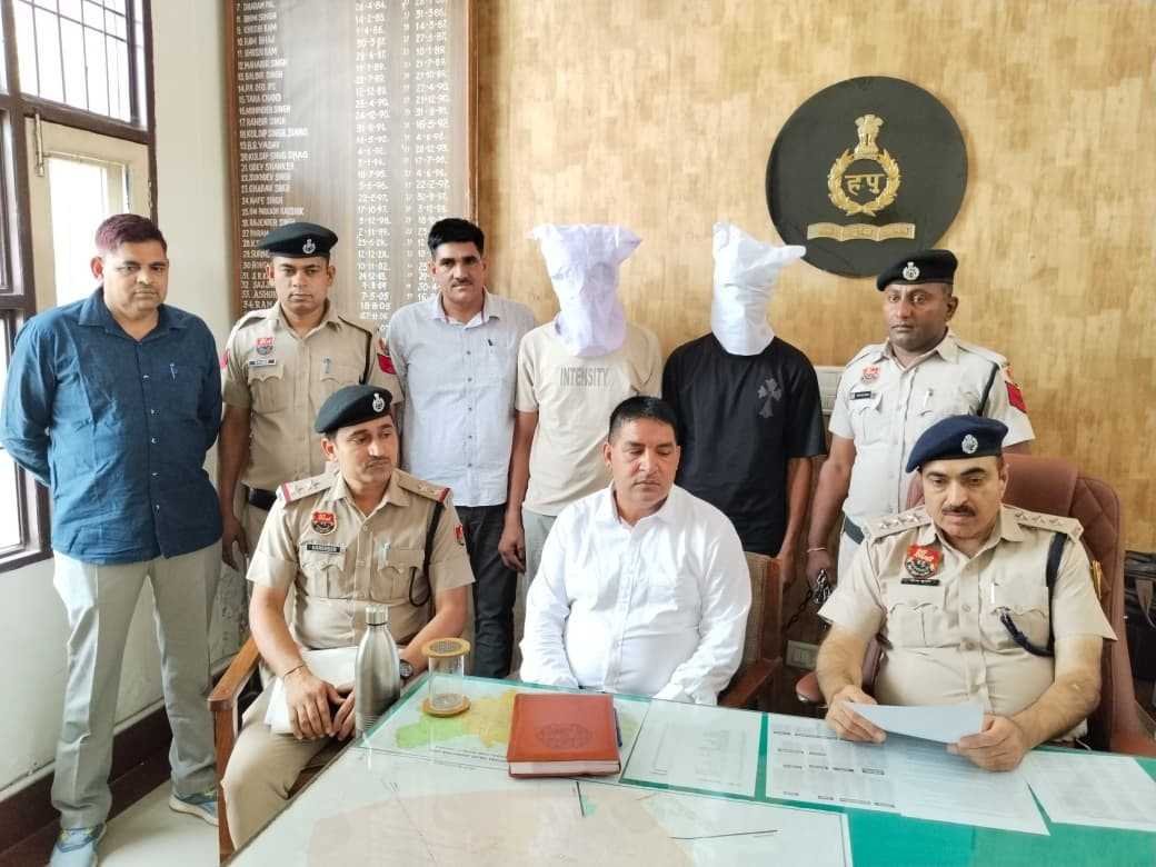 Charkhi Dadri News : पुलिस का बड़ा खुलासा 10 चोरी की वारदातों के आरोपी गिरफ्तार, लाखों के गहने और नकदी बरामद Charkhi Dadri News : पुलिस का बड़ा खुलासा 10 चोरी की वारदातों के आरोपी गिरफ्तार, लाखों के गहने और नकदी बरामद