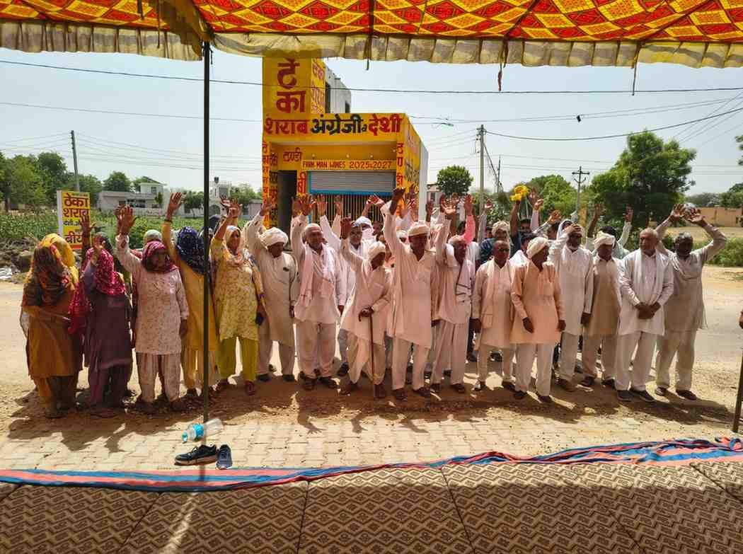 Charkhi Dadri News : गांव दगड़ोली में शराब ठेका हटाने को लेकर ग्रामीणों का सांकेतिक धरना Charkhi Dadri News : गांव दगड़ोली में शराब ठेका हटाने को लेकर ग्रामीणों का सांकेतिक धरना