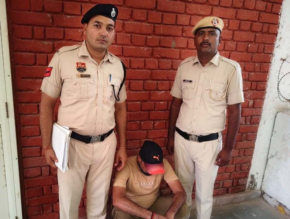 Charkhi Dadri News : उद्घोषित अपराधी को गिरफ्तार कर भेजा जेल Charkhi Dadri News : उद्घोषित अपराधी को गिरफ्तार कर भेजा जेल