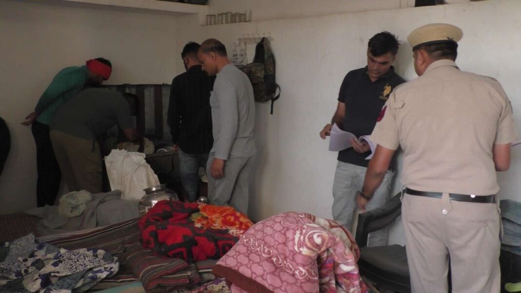 Charkhi Dadri News : गांव चरखी में नशे के कारोबार के खिलाफ पुलिस की बड़ी कार्रवाई, संदिग्ध व्यक्तियों के घरों की ली गई तलाशी Charkhi Dadri News : गांव चरखी में नशे के कारोबार के खिलाफ पुलिस की बड़ी कार्रवाई, संदिग्ध व्यक्तियों के घरों की ली गई तलाशी