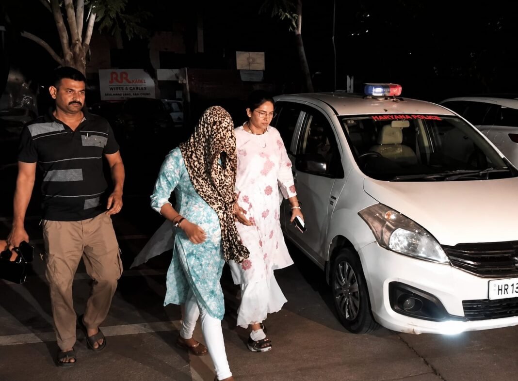 Bhiwani News : भिवानी में महिला थाना SHO रिश्वत लेते गिरफ्तार, ACB ने दबोचा Bhiwani News : भिवानी में महिला थाना SHO रिश्वत लेते गिरफ्तार, ACB ने दबोचा