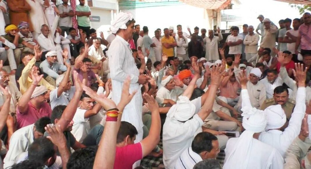 Charkhi Dadri News : चरखी दादरी में नशा तस्करों पर बड़ी कार्रवाई | ग्रामीणों ने खत्म किया धरना Charkhi Dadri News : चरखी दादरी में नशा तस्करों पर बड़ी कार्रवाई | ग्रामीणों ने खत्म किया धरना